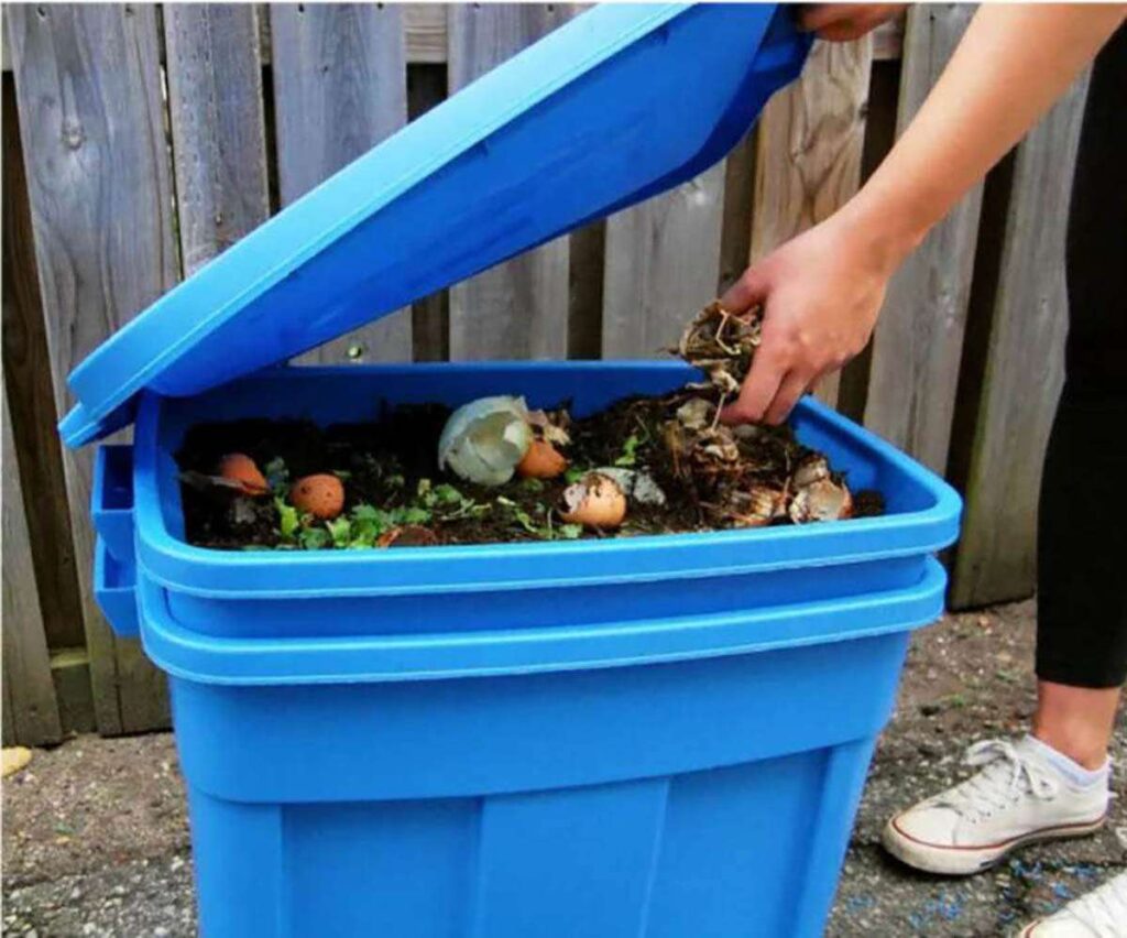 compost dans bacs en plastique